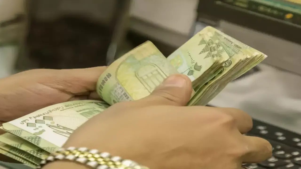 الريال اليمني يتماسك عند 535 للدولار وسط تحذيرات خبراء من تقلبات مالية مرتقبة